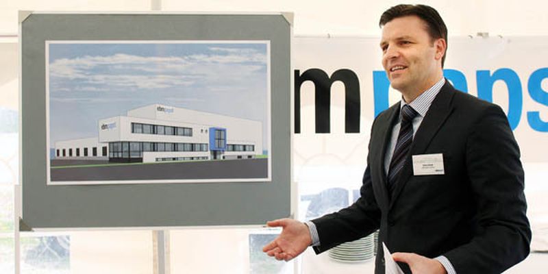 EBM-Papst-Landshut-Geschäftsführer Stefan Brandl beim Spatenstich für das neue Logistikzentrum.