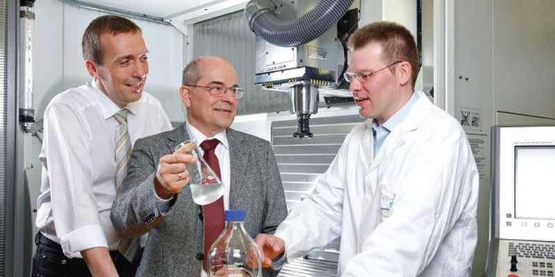 Sie entwickelten einen Kühlschmierstoff aus wässrigen Biopolymeren (v.l.): Dr. Peter Eisner, Dr. Michael Menner und Andreas Malberg.