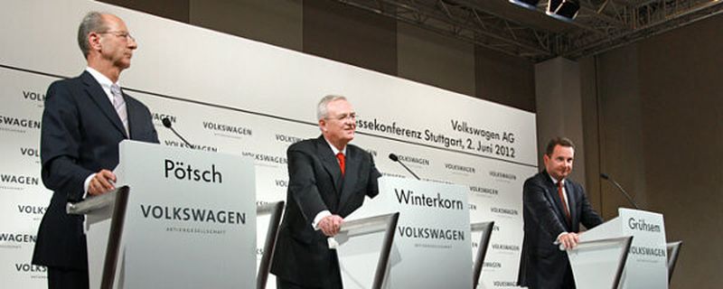 Prof. Dr. Martin Winterkorn, Vorstandsvorsitzender der Volkswagen AG, mit Hans Dieter Pötsch (links), Mitglied des Vorstandes der Volkswagen AG, Geschäftsbereich ’Finanzen und Controlling’, und Stephan Grühsem, Generalbevollmächtigter der Volkswagen AG, Geschäftsbereich ’Konzernkommunikation’ während der Pressekonferenz zur strukturellen und personellen Neuaufstellung des Konzerns.