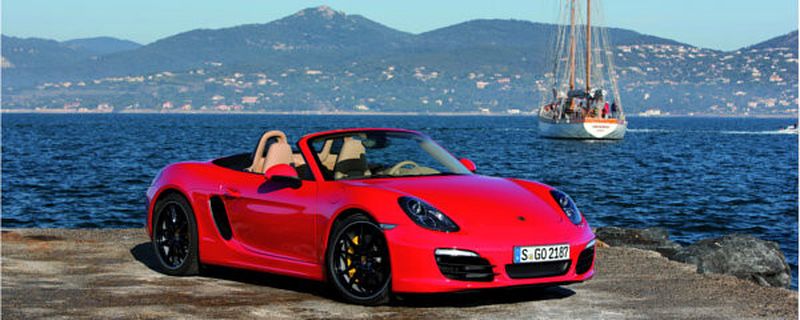 Steig ein, ich mache Spaß! Der neue Boxster wiegt bis zu 35 Kilogramm weniger und leistet in der Topmotorisierung 315 PS – fünf mehr als sein Vorgänger.
