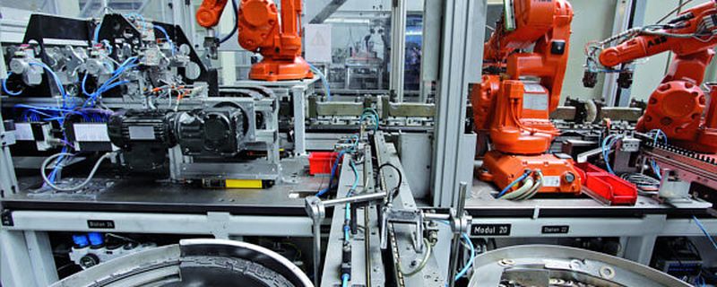 Edscha setzt erfolgreich auf die Fertigung von Scharniersystemen und Türfeststellern. Bei der Scharniermontage im Edscha-Werk in Hauzenberg kommen auch moderne Fertigungsroboter zum Einsatz.