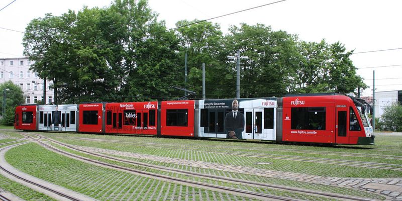 Zwei Jahre wird diese Straßenbahn mit der Fujitsu-Werbung durch Augsburg fahren.