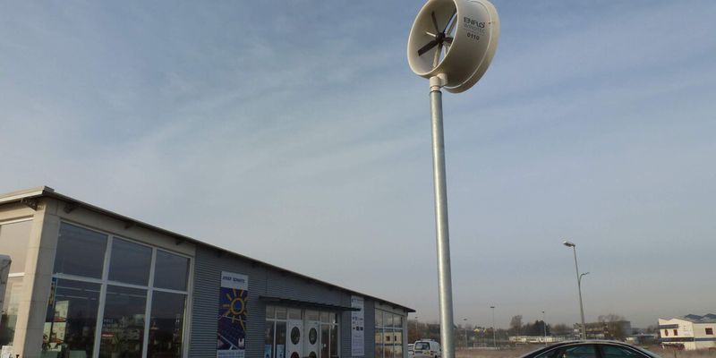 Mit der innovativen, rund 50 kg schweren Windenergieanlage im ?handlichen Hausformat?, der ENFLO 0110 des Schweizer Herstellers ENFLO Windtec, können Privatpersonen und Gewerbetreibende je nach Windgebiet und Standort bis zu 4.500 kW Strom pro Jahr für den Eigenverbrauch erzeugen.