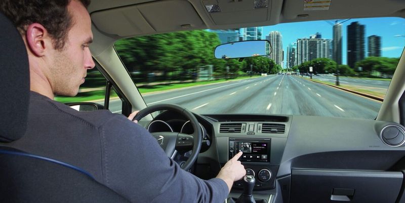 Der große Touchscreen soll zum Beispiel die Bedienung von Navigations-Apps erleichtern.