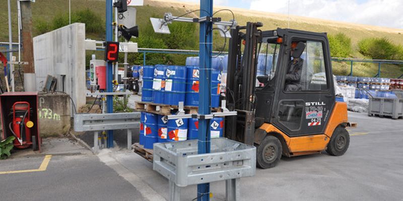 Per Lichtschranke und RFID-Lesegerät werden am Lagerplatz von Currenta die Entsorgungsintervalle der Gebinde überwacht.