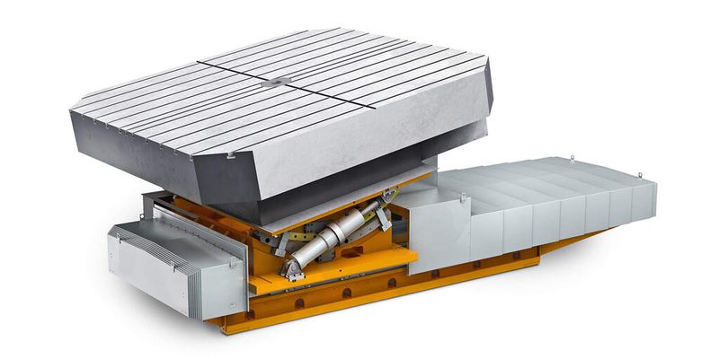 Über ein wälzgelagertes Bogensegment lässt sich der Schwerlasttisch von Fibro mit geringem Kraftaufwand präzise in die zuvor definierte Position kippen.