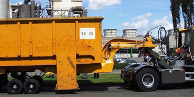 Der Schwerhubwagen Translifter wird von einer Zugmaschine gezogen und gesteuert.