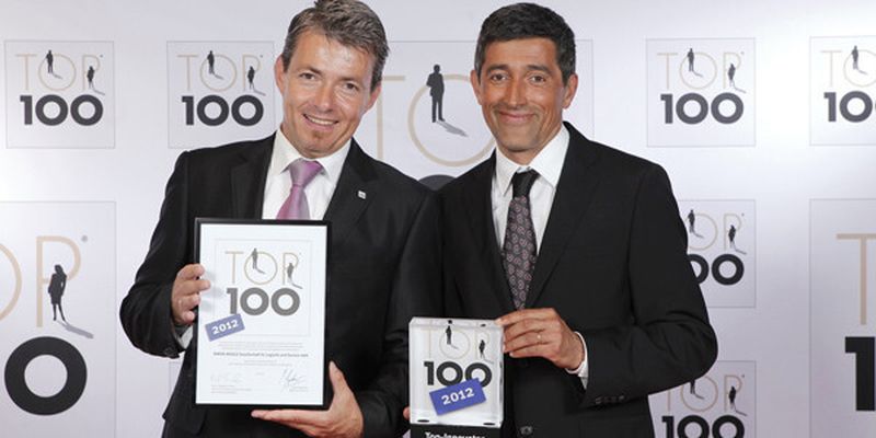 Top-100-Mentor Ranga Yogeshwar (rechts) überreicht die Auszeichnung für innovative Mittelständler an Christoph Ludin, Mitglied der Geschäftsleitung bei Simon Hegele.