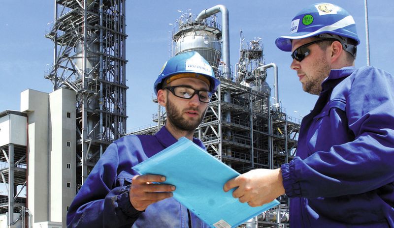 REE audit at a refinery: If a well-planned lifetime extension is carried out by means of modernization, the plant can usually be put back into operation much faster than is the case if new equipment has to be purchased and installed.