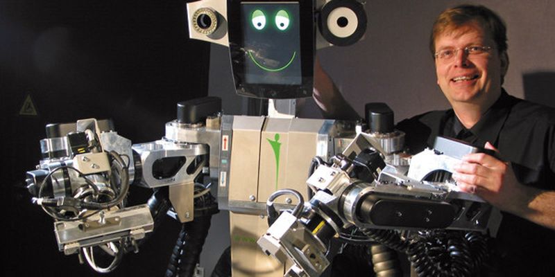 Matthias Krinke, Geschäftsführer der Pi4 Robotics GmbH, mit dem humanoiden workerbot: „Die zweiarmigen Roboter werden die Zukunft bestimmen.”