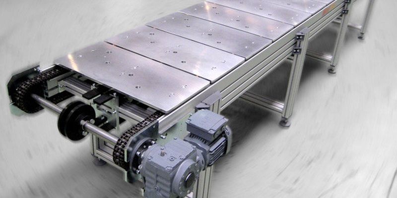 Das Umlaufsystem UMS von Minitec benötigt sehr wenig Raum für die Verkettung von Bearbeitungsmaschinen oder für Roboterzuführungen.