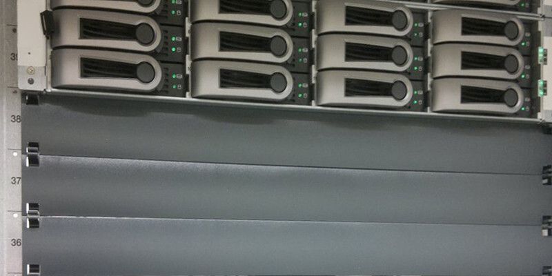 Die Quickfix-Rackblenden verfügen an den beiden seitlichen Abschlüssen bereits über fest integrierte Befestigungsclips.