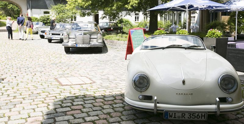 Da stehen sie noch: die Oldtimer vor dem Start.
