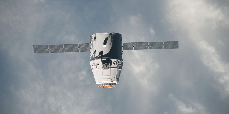 Für die Stromversorgung werden die Solarpanels der Dragon-Kapsel von maxon-Motoren nach der Sonne ausgerichtet.