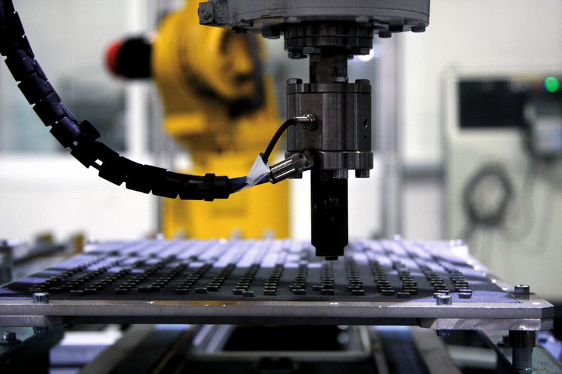 L'organe de saisie du robot Delta est spécifiquement adapté aux plaquettes de coupe.