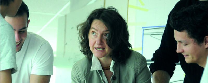 Anja Bracht: „Ich glaube, es wird zum Beispiel bei den Sitzen Revolutionen geben. Da wird nicht mehr alles zugepolstert und noch eine dicke Plastikschale dahintergesetzt, sondern es wird offener gearbeitet wie im Funktions- und Sportbereich.“