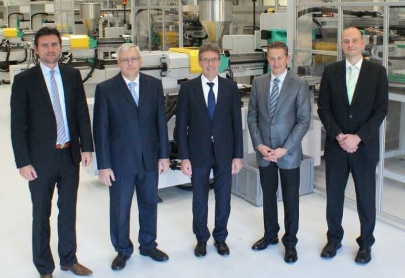 Bild 1: Über die Inbetriebnahme der neuen Spritzgießmaschinen freuen sich v.l. Arburg-Gebietsverkaufsleiter Thomas Knop, Georg Arras, stellvertretender Technischer Leiter bei Riegler, Herbert Kraibühler, Geschäftsführer Technik bei Arburg, Marcus Wirthwein aus dem Technikvorstand der Wirthwein AG und Thorsten Hassenzahl, Technischer Leiter bei Riegler