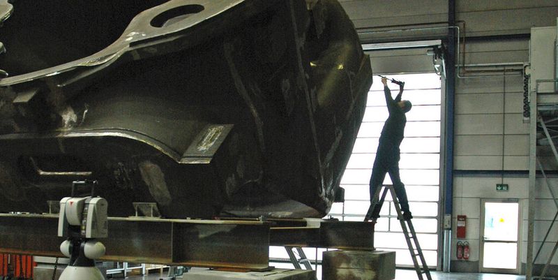 6 m Höhe, 80 t Gewicht, keine Zeit und keine Fehler erlaubt. Das ideale Terrain für Laser Tracker von Leica Geosystems.