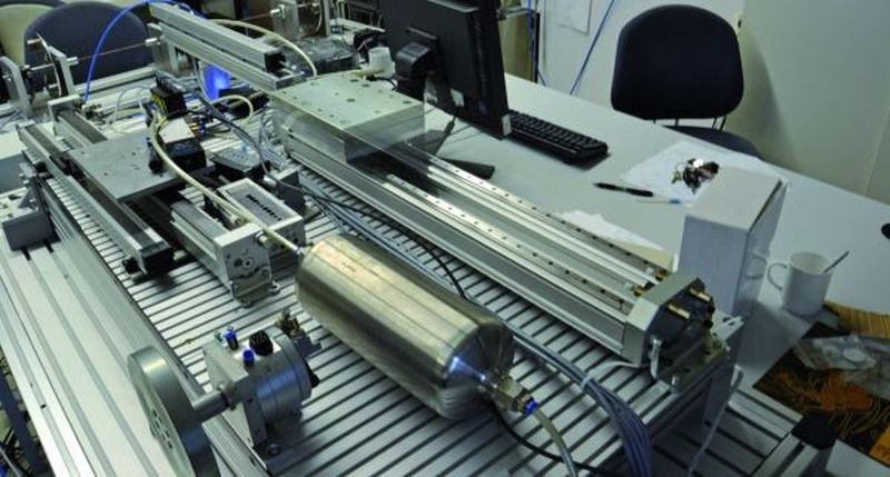 An ihrem Prüfstand entwickeln die Forscher am Institut für Systemdynamik (Isys) der Universität Stuttgart mithilfe unterschiedlicher pneumatischer Antriebe energieeffiziente Betriebsmodi.