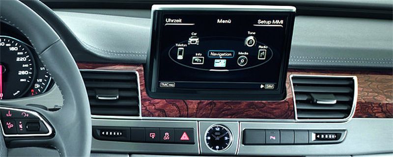 Blick ins Cockpit: Der Audi A8 war das erste Fahrzeug mit integrierter Touchpad-Funktionalität (2010).