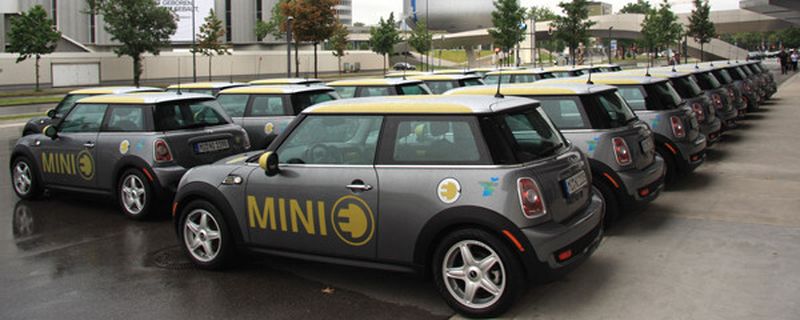 Vor der Übergabe an die Testfahrer: 25 Mini E vor der Münchner BMW-Welt. Im neuen „Schaufenster Elektromobilität“ arbeiten die Freistaaten Bayern und Sachsen gemeinsam an der breiten Markteinführung elektrisch betriebener Fahrzeuge.