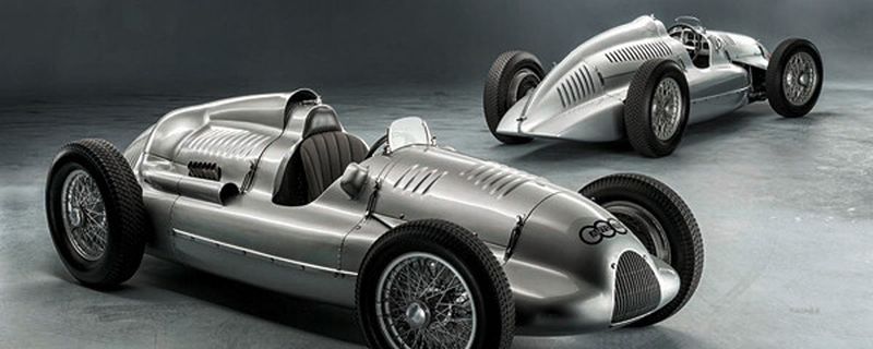 Vor über 70 Jahren entstanden, vor 67 Jahren in die ehemalige UdSSR abtransportiert, verschollen, vergessen und wieder zu Audi heimgekehrt: Die beiden Auto Union Typ D von 1938 (Hintergrund) und 1939. Das 1939er Modell kaufte Audi vor wenigen Wochen zurück. „Das ist einer der emotionalsten Momente in der Historienarbeit der Audi AG“ kommentierte Thomas Frank, Leiter Audi Tradition den Rückkauf.