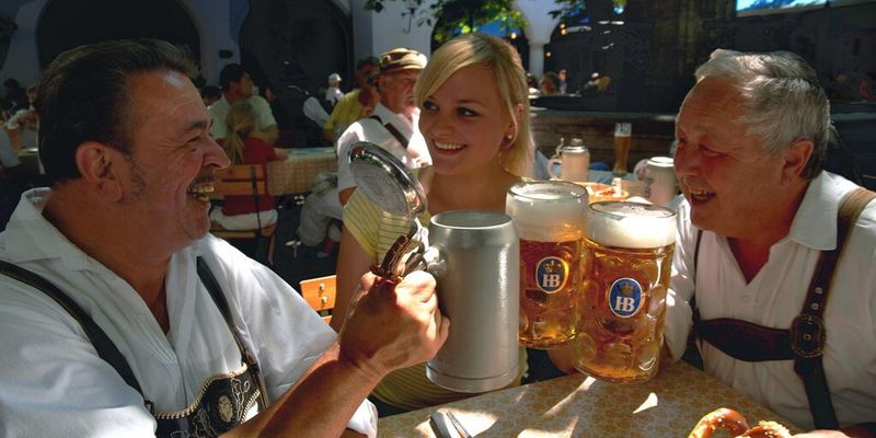 Wer im Hofbräuhaus München ein Bier bestellt, erhält Freiminuten für das hauseigene WLAN-Netz von The Cloud Networks.