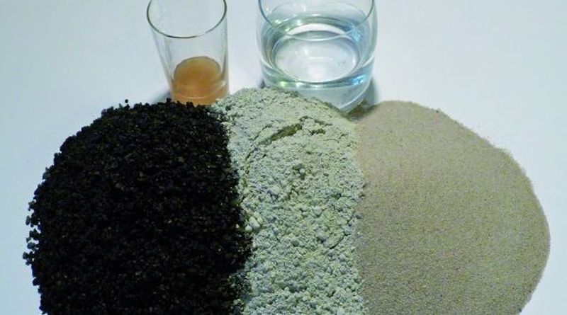 Bild 1: Die Rezeptur eines Hochleistungsbetons (Nanodur) umfasst fünf Komponenten (v.l.n.r.) – Splitt (Basalt), Spezialbindemittel (Compound 5941 von Dyckerhoff) und Sand. Dazu kommen Fließmittel und Schwindreduzierer.