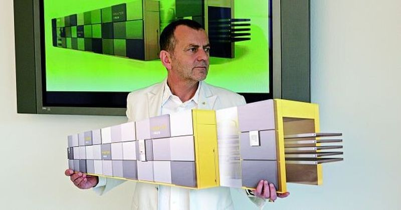 Jürgen R. Schmid mit dem von Design Tech entworfenen Ypsator von Bürkle, einem Mehretagenlaminator zur Solarzellenherstellung.