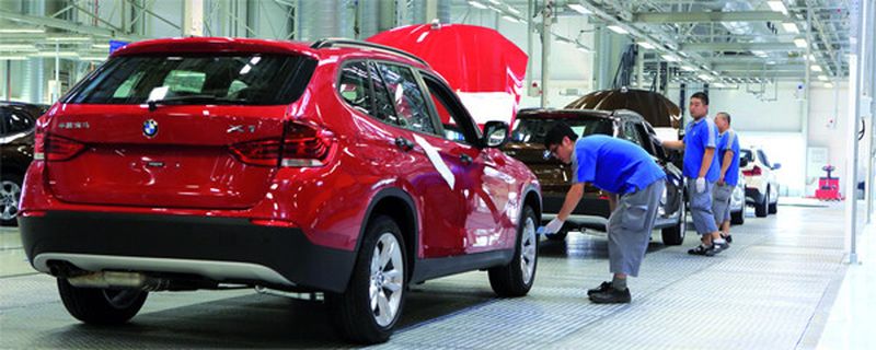 Glänzend lackiert: Dürr baut als Generalunternehmer die neue BMW-Lackiererei in Tiexi, die weltweit zu den umweltfreundlichsten zählt. Im Bild die Endmontage der BMW X1-Fahrzeuge.