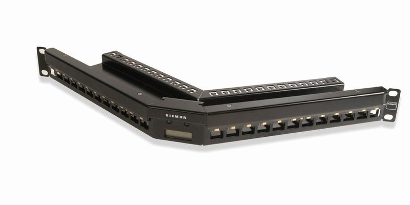 Siemons abgewinkelte MapIT-G2-SPP mit LCD können Techniker mit genaueren Instruktionen versorgen als Patchfelder mit LED oder ohne Intelligenz.
