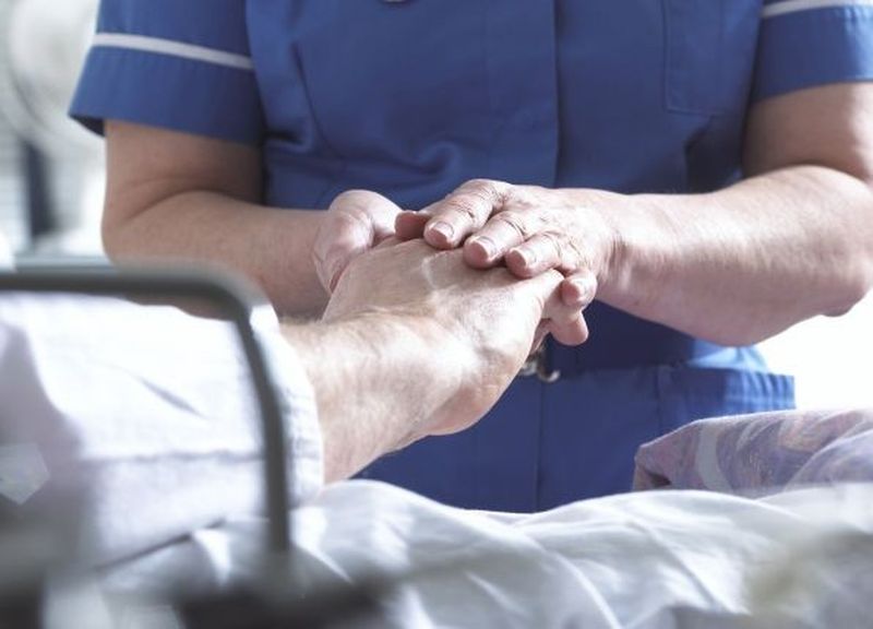 Zwar sind 2011 mehr Menschen stationär im Krankenhaus behandelt worden als 2010 - der durchschnittliche Krankenhausaufenthalt ist allerdings von 7,9 auf 7,7 Tage heruntergegangen
