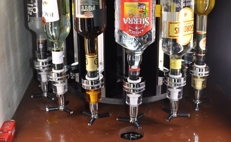 Der Barkeeper hat hier ausgedient: Das Flaschenmagazin einer automatischen Cocktailmaschine.
