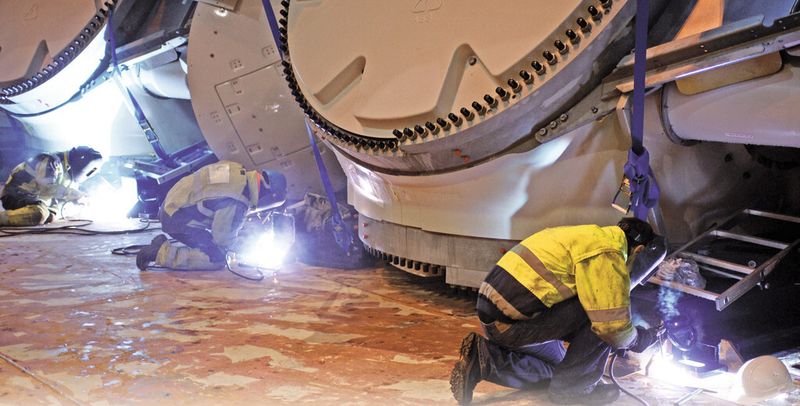 Drei Schweißer arbeiten gleichzeitig an den Halterungen für die 130t schwere Maschinengondel, um die „Taktzeit“ zu reduzieren.