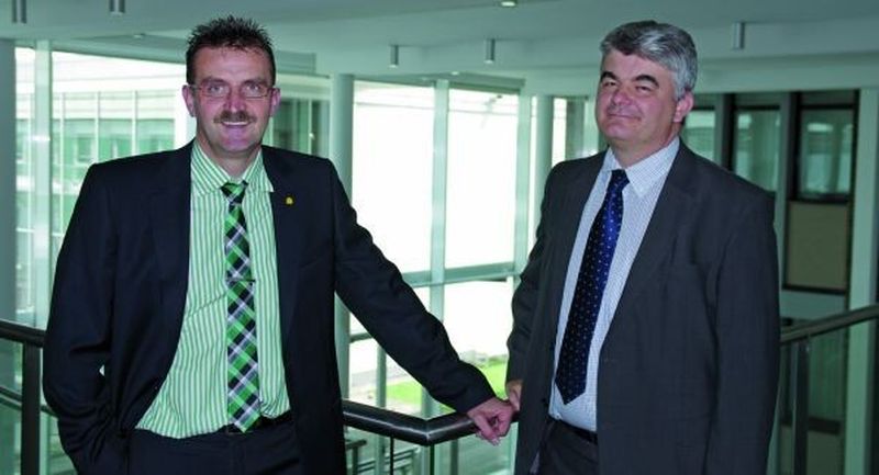 Bruno Munier (rechts), EMEA-Präsident bei Sandvik Coromant und damit verantwortlich für Europe, Middle East und Africa, und Damian Göppert, Geschäftsführer der Sandvik Tooling Deutschland GmbH, wollen den Kunden einen Mehrwert über das Werkzeug hinaus bieten.