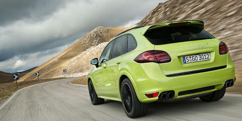 Der Porsche Cayenne GTS 3 im Gebirge.