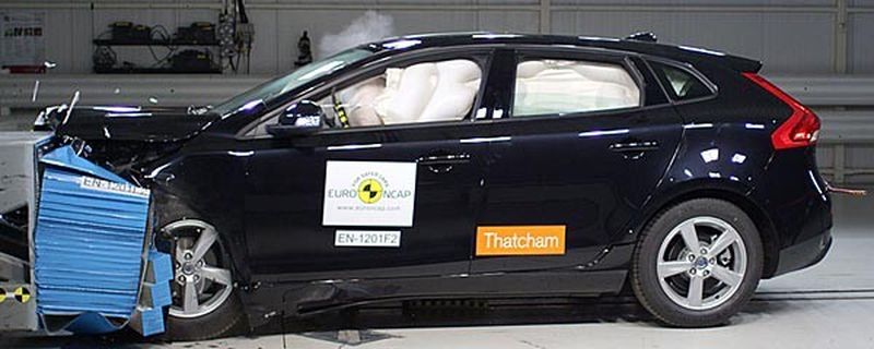Das Euro-NCAP-Institut vergab nach seinem jüngsten Test für fünf Fahrzeuge die Höchstpunktzahl von fünf Sternen. Besonders lobten die Prüfer den Volvo V40: Sein Fußgängerairbag setze Standards, bemerkte das Institut.