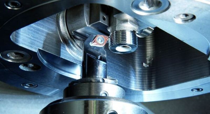 Bild 1: Das Schwenkfutter ermöglicht eine durchgängige Drehbearbeitung der Rohrverbindungsstücke.