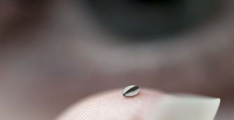 Mit spezifischen Wirkstoffen beladen soll der magnetisch gesteuerte Mikrooboter gezielt Blutgerinnsel im Auge aufstöbern und beseitigen