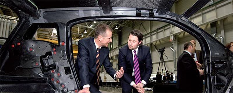 BMW-Entwicklungsvorstand Dr. Herbert Diess (l.) erklärt Dr. Andreas Scheuer, Parlamentarischer Staatssekretär beim Bundesminister für Verkehr, Bau und Stadtentwicklung, die CFK-Fahrgastzelle des kommenden BMW i3.