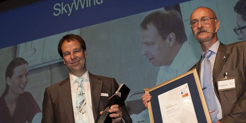 SkyWind Geschäftsführer Frank Richert (l.) mit Jurymitglied Prof. Dr. Alois Schaffarczyk.