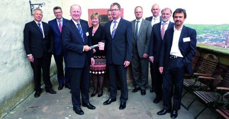 Stabübergabe beim VDMA Robotik + Automation: Hans-Dieter Baumtrog (re.) übernimmt den Vorsitz von Dr. Michael Wenzel.