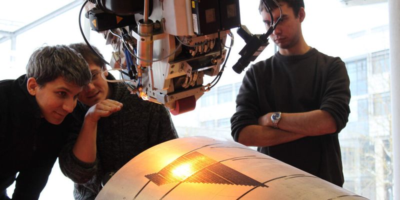 Forscher vom Fraunhofer ICT entwickeln den Prozess des Tapelegens weiter.