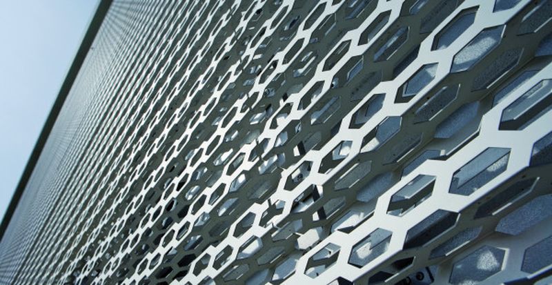 Für die Fassade neuer Audi-Terminals entstehen Lochblechfassaden aus eloxierten, gekanteten Aluminiumlochblechen.