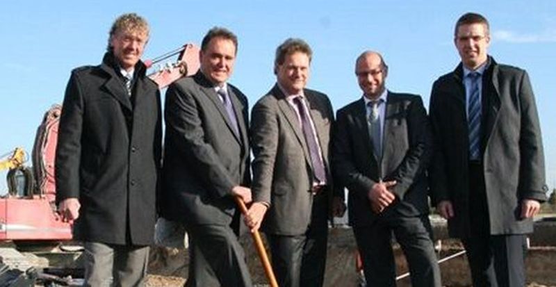Beim symbolischen erster Spatenstich (v.l.): Frank Schmidt (geschäftsführender Gesellschafter TST), Michael Küppers (Sprecher der GF), Walter Raes (GF Deutsche Papier), Sven Hubel (Logistikleiter Deutsche Papier) und Thomas Schell (BGM Biebesheim).