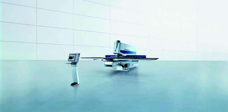 Bild 1: Die Stanzmaschine Trupunch 3000 zeigt, dass sich auch scheinbar ausgereifte Maschinenkonzepte mit dezentraler Antriebs- und aktueller Steuerungstechnik effizienter gestalten lassen.