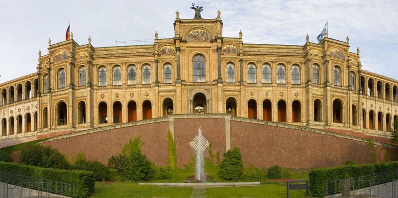 Eines der Wahrzeichen von München: Das Maximilaneum und Sitz des Bayerischen Landtags.