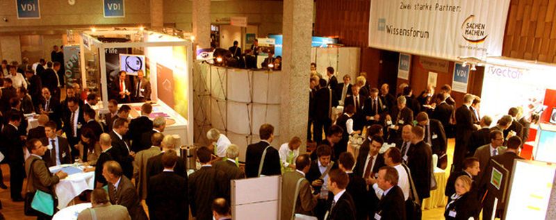 Baden-Baden Spezial 2012: Auf dem Marktplatz rund um Elektronik im Fahrzeug tauschten sich 500 Teilnehmer in Baden-Baden über Software-Standards und Vernetze Systeme aus