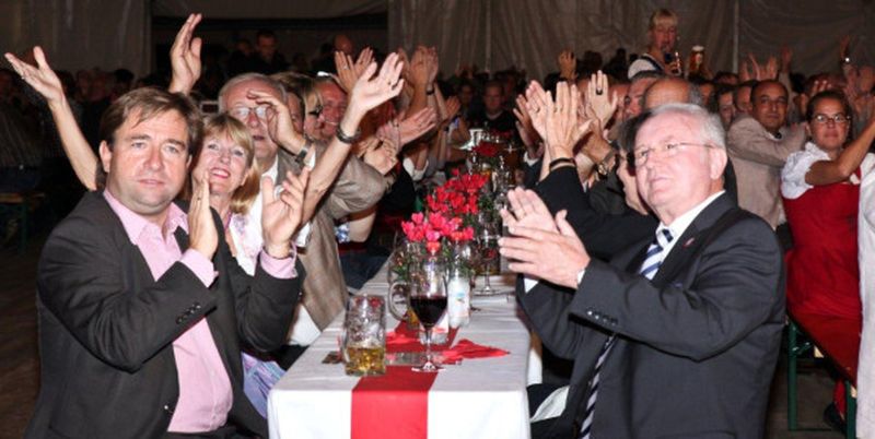 Partystimmung im Festzelt mit Oberbürgermeister Michael Lang und Fritz Lang im Vordergrund.