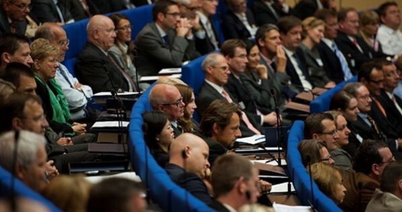 Personalentscheider aus allen Wirtschaftszweigen folgten konzentriert den Ausführungen Experten auf dem Podium.